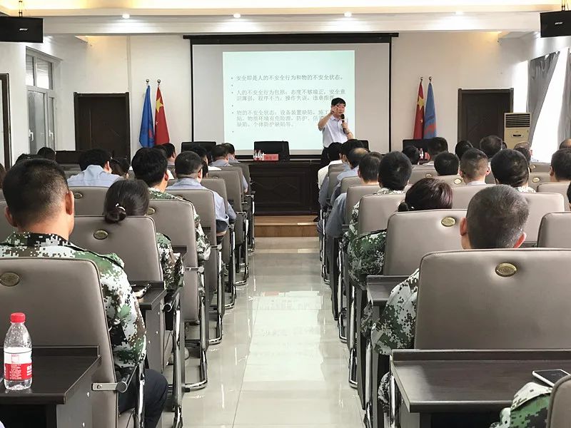人生就是博集团举办“爱岗敬业 脚踏实地”管理人员培训会议